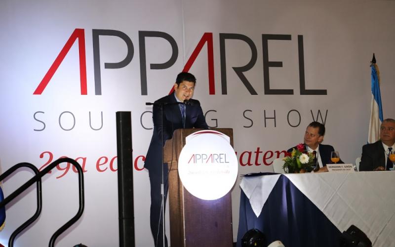 El ministro de economía, Dr. Janio Rosales durante su disertación.