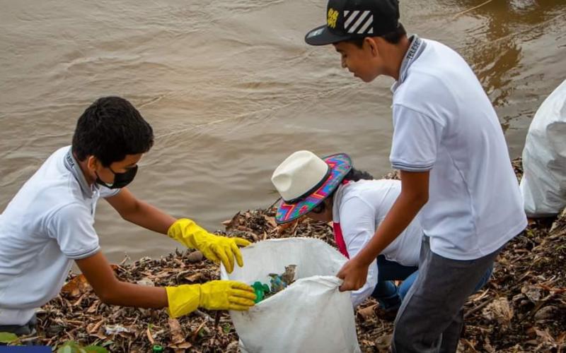 Recolectan desechos sólidos en la ribera del río Suchiate