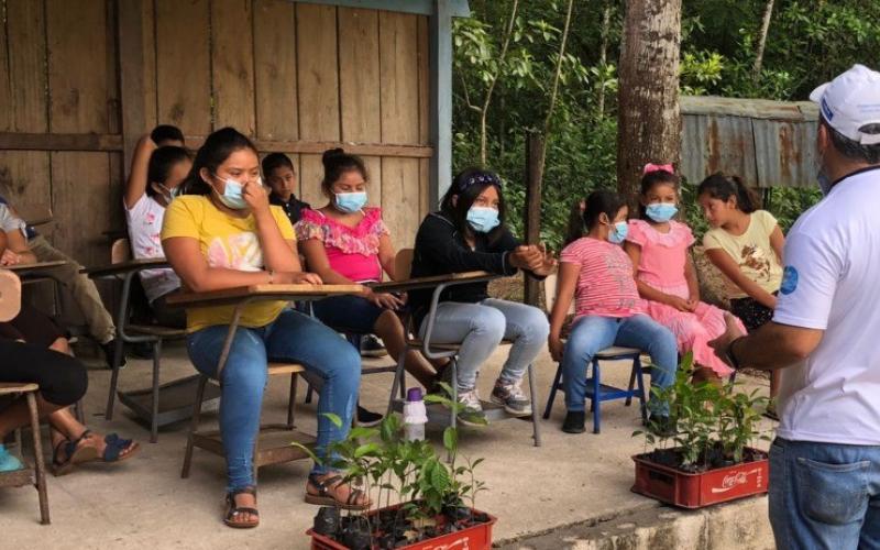 Comunitarios de Dolores, Petén aprenden de gestión de desechos y reforestación