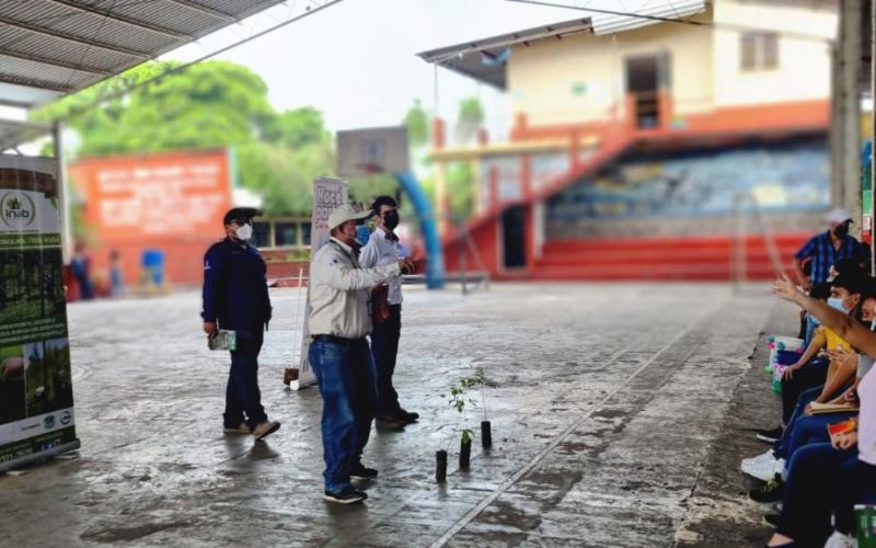 Escuintlecos plantan árboles y aprenden sobre conservación forestal