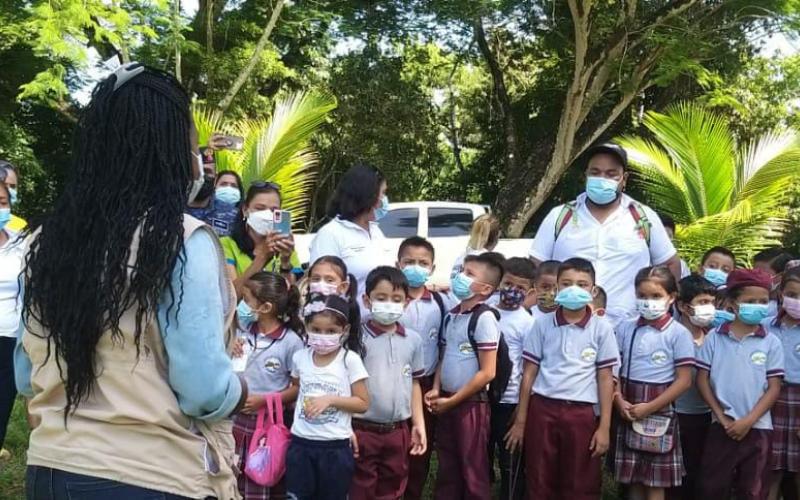 Estudiantes de Puerto Barrios practican la reforestación como protección ambiental