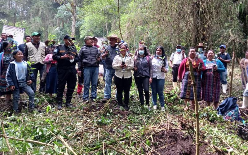 Más árboles plantados en el astillero municipal de Patzicía