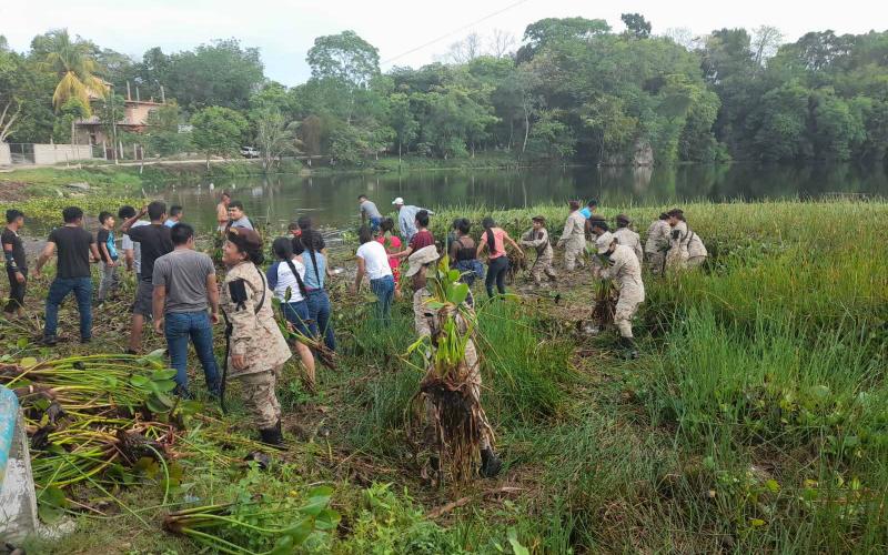 Efectúan limpieza en laguna de Aldea Paxcaman, Flores, Petén