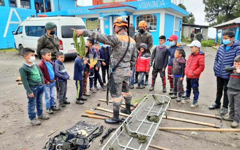 Ejército de Guatemala realiza actividades lúdicas con población de Tajumulco