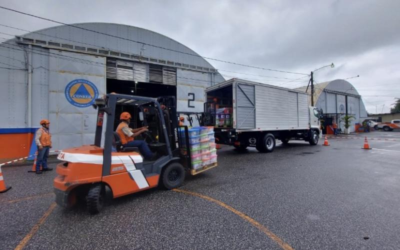Carga de ayuda humanitaria dentro de las instalaciones de la Secretaría Ejecutiva de la CONRED.