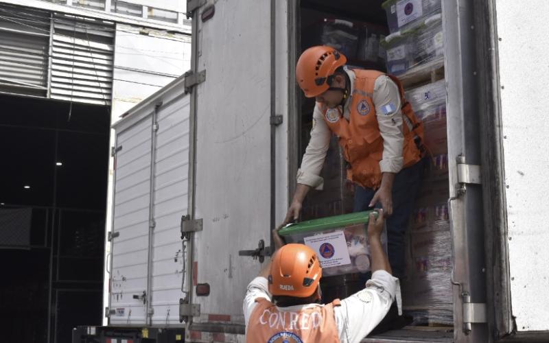 Carga de ayuda humanitaria dentro de las instalaciones de la Secretaría Ejecutiva de la CONRED.