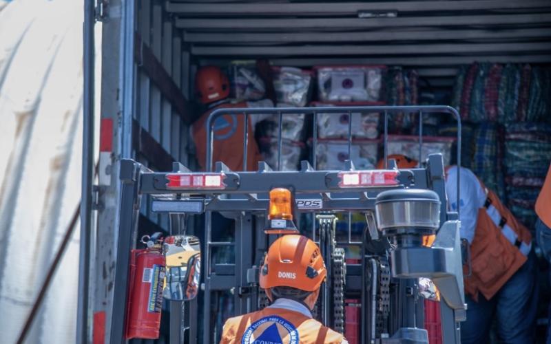 Carga de ayuda humanitaria dentro de las instalaciones de la Secretaría Ejecutiva de la CONRED.