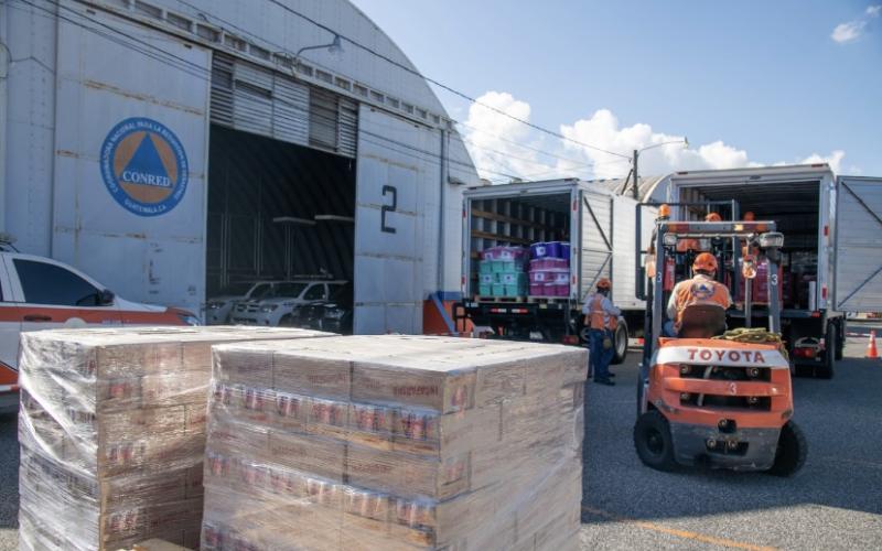 Carga de ayuda humanitaria dentro de las instalaciones de la Secretaría Ejecutiva de la CONRED. 