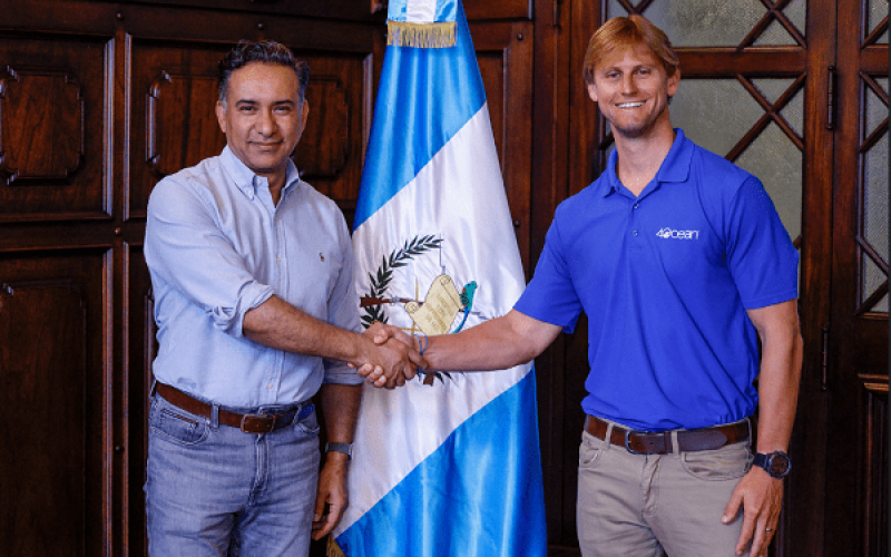 Ministro de ambiente Mario Rojas Espino, y el CEO de 4Ocean, Alexander Schulze.
