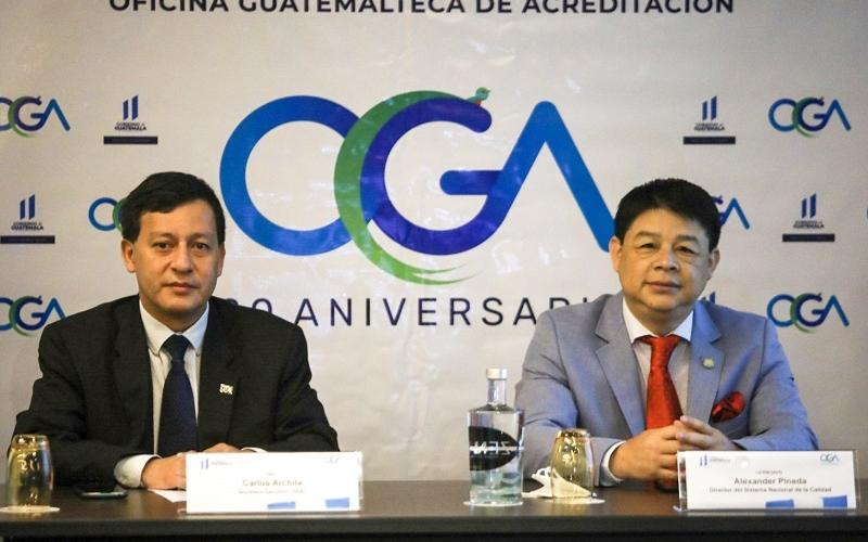 El director del Sistema Nacional de Calidad (derecha), Alexander Pineda, presidió la actividad.