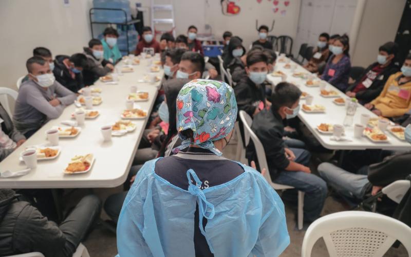 Los adolescentes son recibidos con un plato de comida guatemalteca 