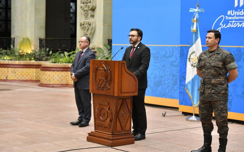 Conferencia de prensa con funcionarios del Ejecutivo