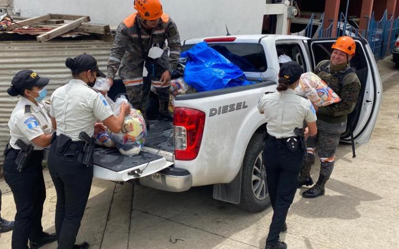 Personal de Fodes entrega dotación de alimentos en San Marcos