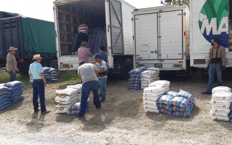 Entrega de alimentos en Laguna Larga, San Andrés, Petén