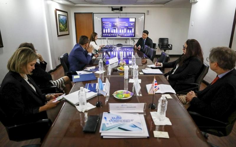 El ministro de economía, Dr. Janio Rosales presidió la reunión.