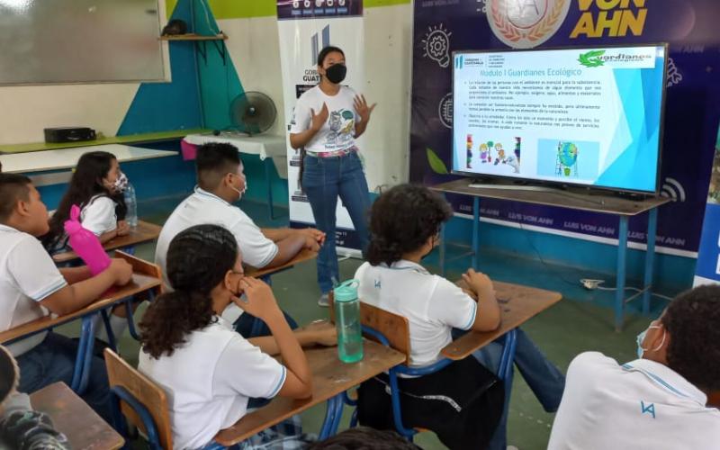 Estudiantes de Puerto Barrios se preparan como Guardianes Ecológicos