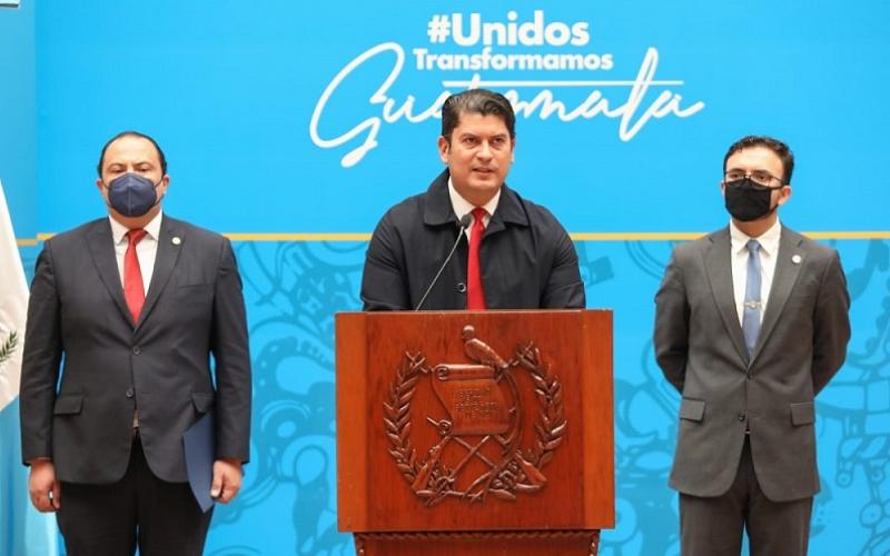 El ministro de economía, Dr. Janio Rosales (centro) durante su intervención en la conferencia de prensa.