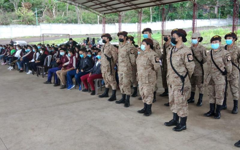 Estudiantes y docentes de Santa Rosa se unen para reforestar