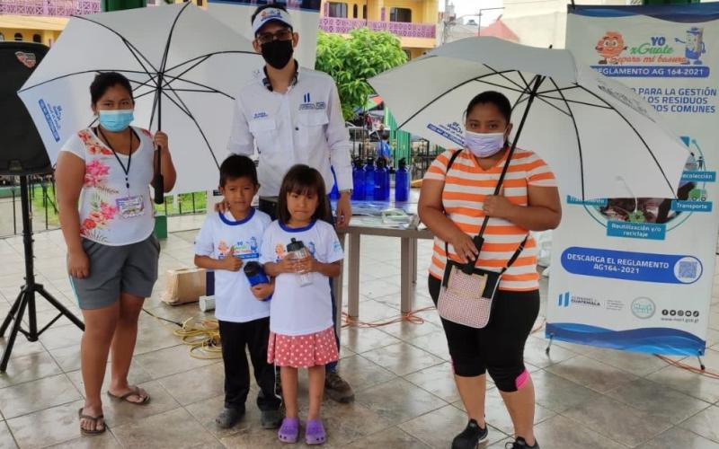 Pobladores de Santa Lucía Cotzumalguapa aprenden sobre el Reglamento 164-2021