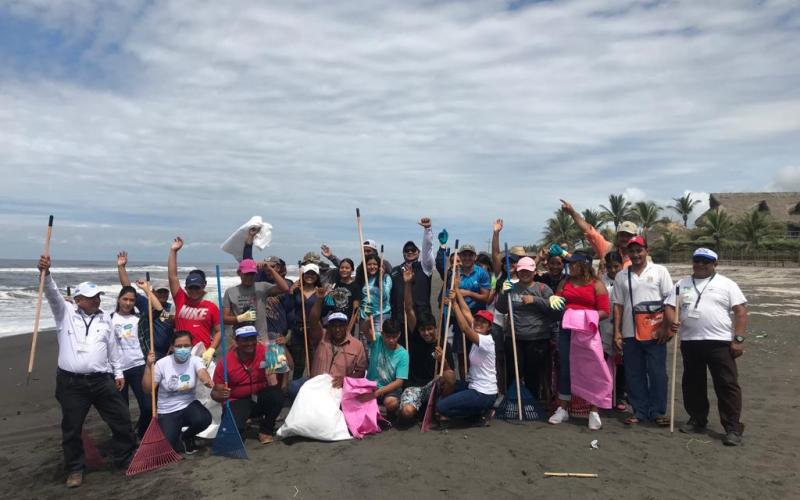 Estudiantes y el MARN limpian la playa de El Paredón