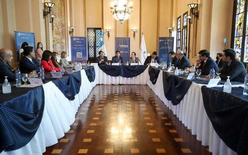 El ministro de economía, Dr. Janio Rosales (centro de la mesa principal) presidió el evento.