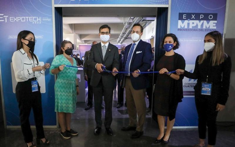 El viceministro de Desarrollo de la MIPYME, Fernando Escalante (tercero de , inauguró el evento.