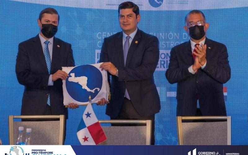 El ministro de economía, Dr. Janio Rosales (centro ) recibe la presidencia pro-témpore de COMIECO