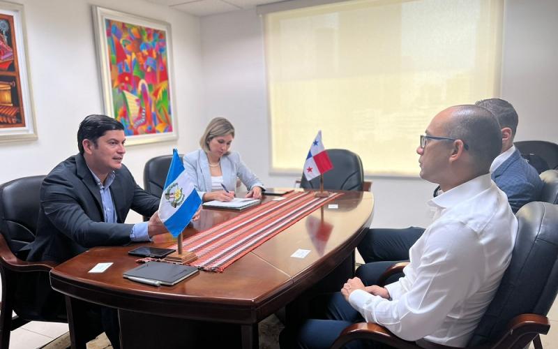 El ministro de economía, Dr. Janio Rosales (primero de Izq, a Der) presidió la reunión.