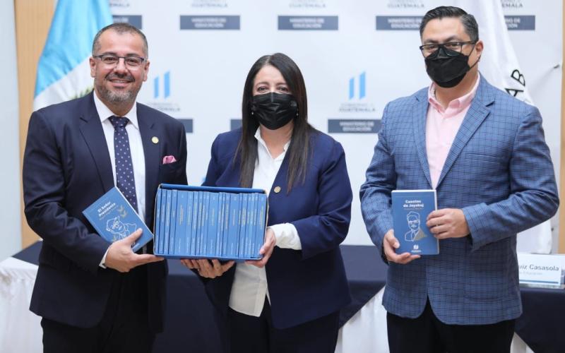 Ministerio de Educación recibe Colección Bicentenario  de literatura guatemalteca
