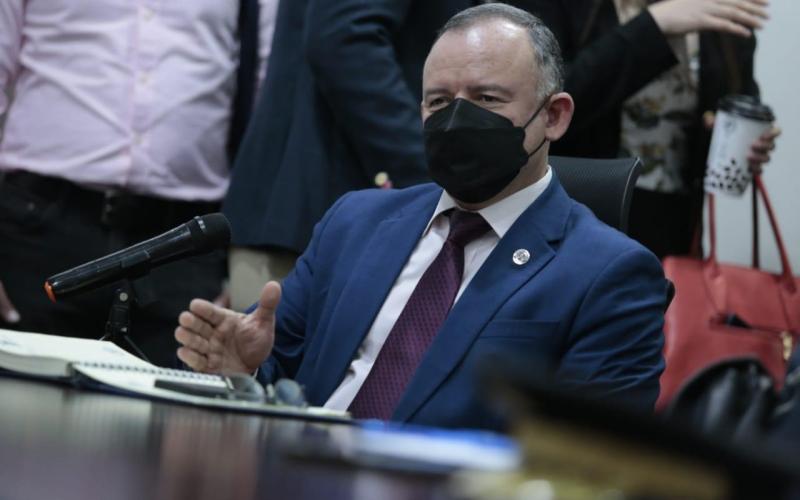 Ministro anuncia estrategias orientadas a mejorar condiciones laborales de agentes policiales