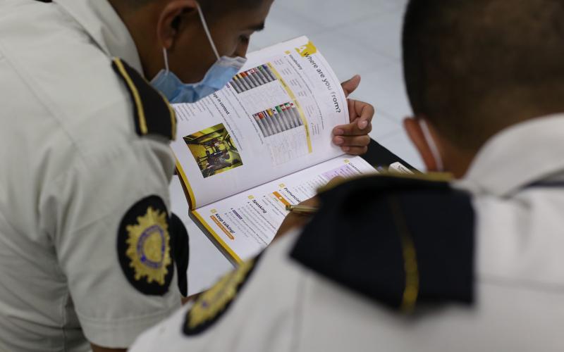 Personal policial concluye primera fase de formación bilingüe