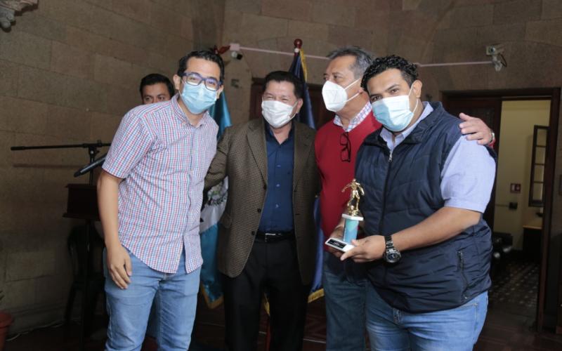 Ministros y viceministros felicitan a padres que laboran en el ministerio de Gobernación