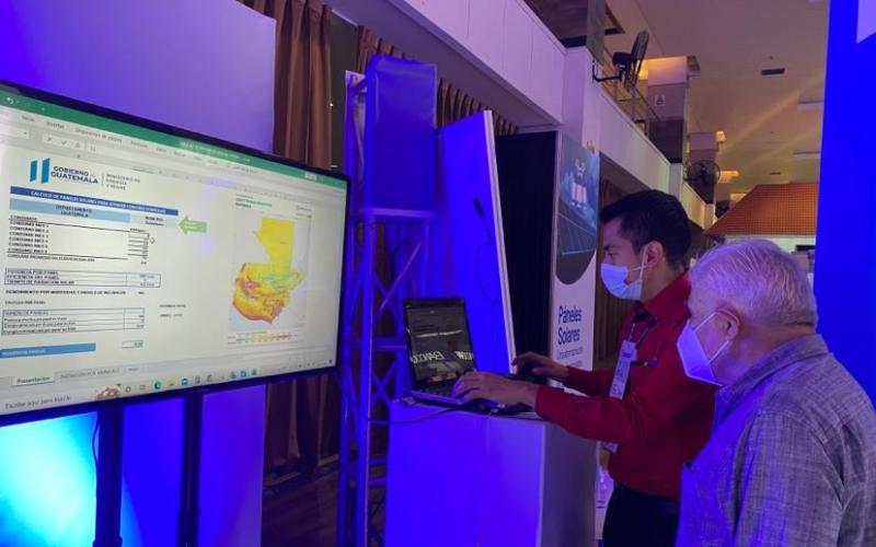 Población acude al stand del MEM en la feria