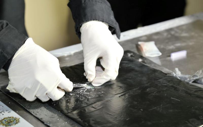 Especialistas en interpretación de imágenes de Rayos X determinaron que las maletas contenían doble fondo.