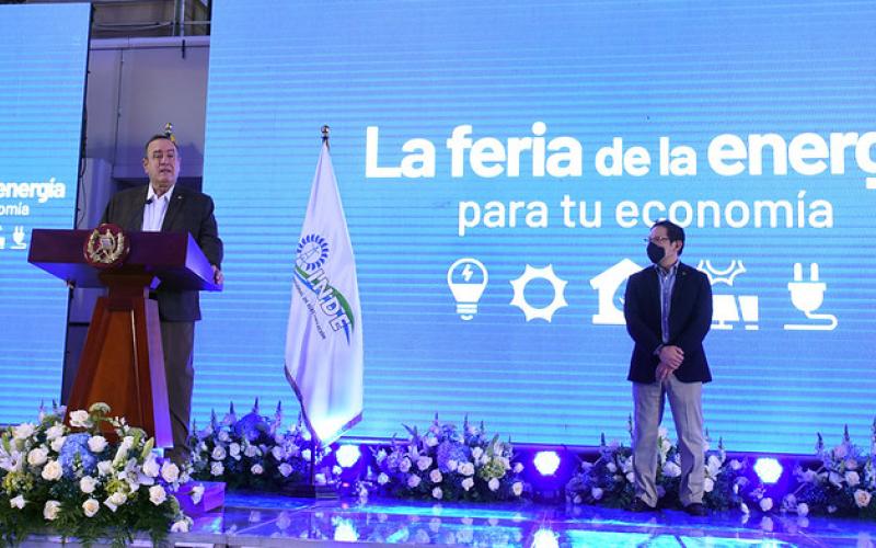 Presidente en Feria del INDE