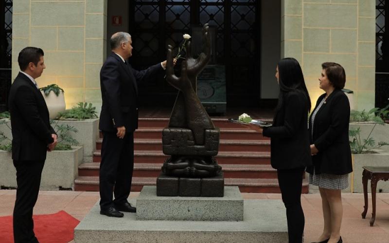 Embajador de Israel en Guatemala hace el cambio de la Rosa de la Paz
