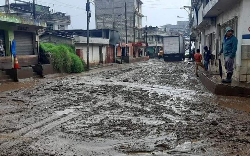 Flujo de lodo en una ruta entre Almolonga y Zunil, Quetzaltenango.