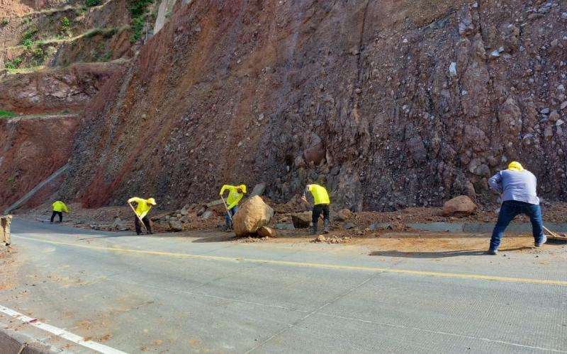 Derrumbe en el kilómetro 126, ruta de Tecpán a Chiché. 