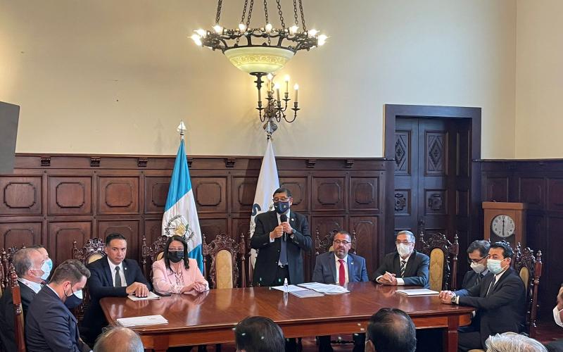 Autoridades firman convenio para descentralización del Organismo Ejecutivo