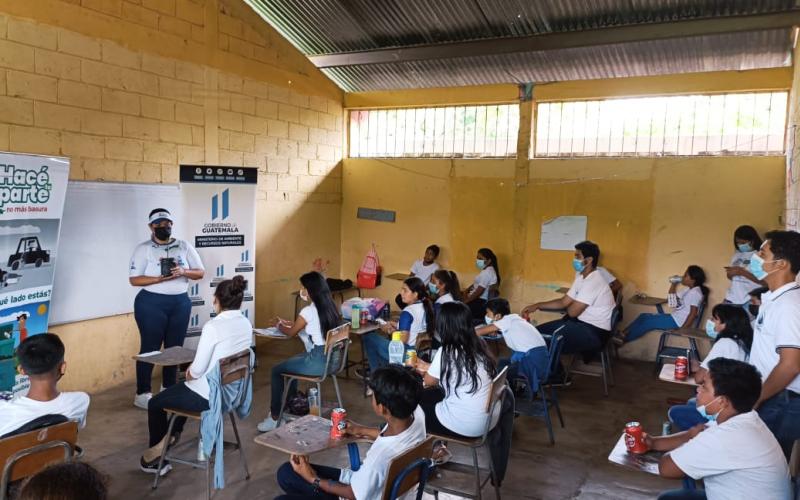 Estudiantes de San Benito, Petén aprenden del Reglamento 164-2021