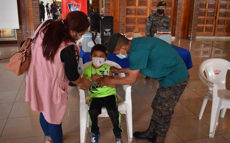 Disponible vacuna Moderna para población entre los 6 y 11 años de edad en puestos de vacunación habilitados en instalaciones militares