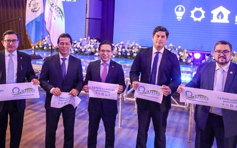 El Ministro de Economía Dr.  Janio Rosales (segundo de Izq. a Der) participó en la inauguración de la feria.