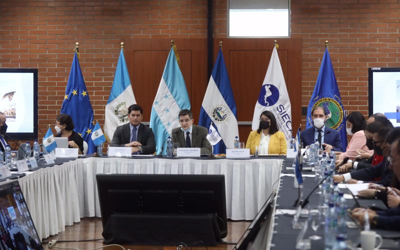 El ministro de economía, Dr. Janio Rosales (segundo de Izq, a Der) presidió la reunión.