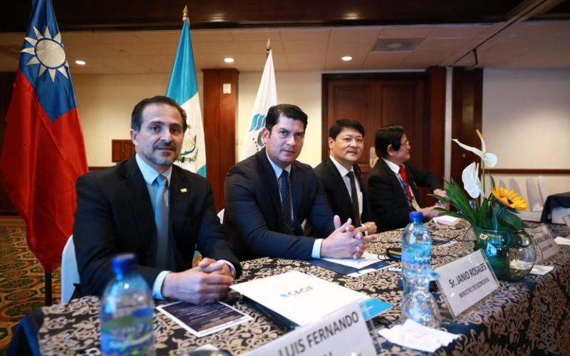 El ministro de economía, Dr. Janio Rosales (segundo de Izq, a Der) presidió paticipó en la reunión.