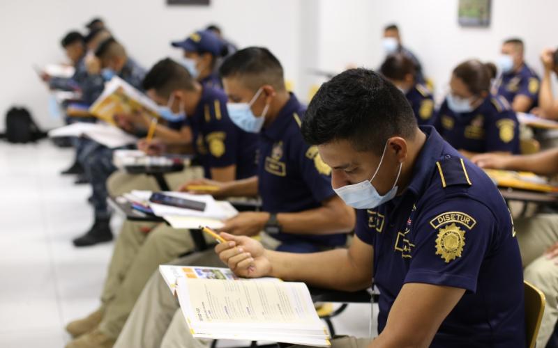 Unidades policiales inician segunda fase de formación bilingüe