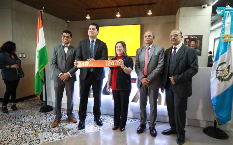 El ministro de economía, Dr. Janio Rosales (segundo de Izq, a Der) inauguró el nuevo delivery center..