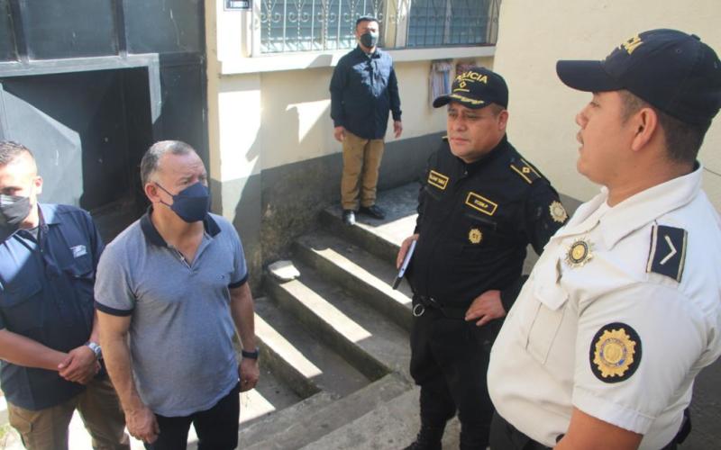 Ministro Barrientos supervisa trabajo de sedes policiales en Alta Verapaz