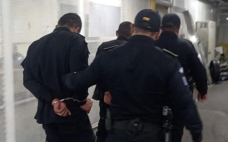 Capturan agentes por disparar al aire sin justificación