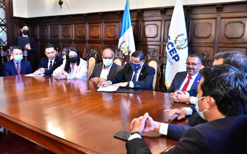 Nueve ministerios firmaron convenios de cooperación interinstitucional con seis municipalidades para la delegación de competencias para la descentralización del Organismo Ejecutivo