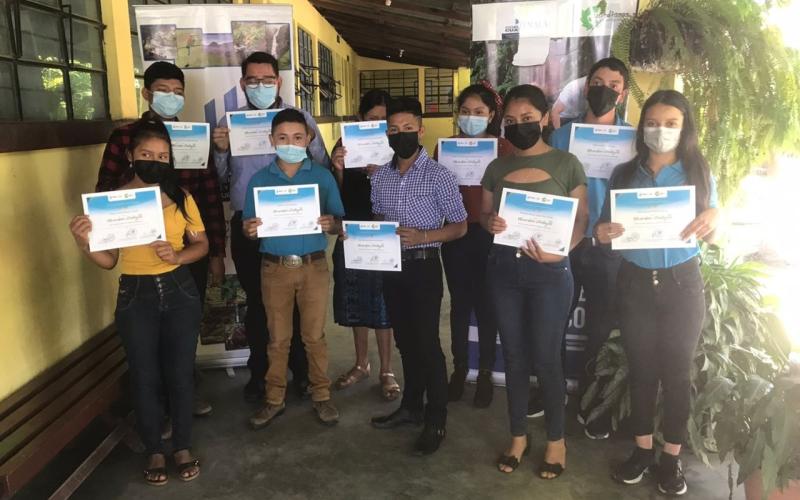 Certifican a 123 jóvenes de Cubulco como Guardianes Ecológicos